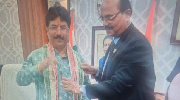CA. Mangesh Pandurang Kinare, Chairman, CPGFM, presenting an utaria to Dr. Krushna Chandra Mahapatra,  Hon'ble Minister, Department of Housing and Urban Development, Public Enterprise, Government of Odisha during a meeting held on 6th June 2025 to discuss matters of mutual professional interest.